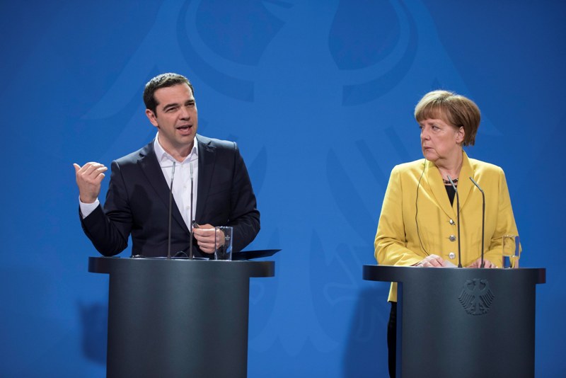 Handelsblatt: Αφελής η υπόθεση ότι ένα Grexit είναι διαχειρίσιμο - Η Μέρκελ πρέπει να διαπραγματευτεί με τον Τσίπρα - Media
