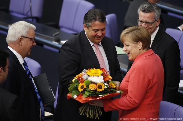 Τα… δώρα της Γερμανικής Βουλής για τα γενέθλια της Μέρκελ! (Photos & Video) - Media