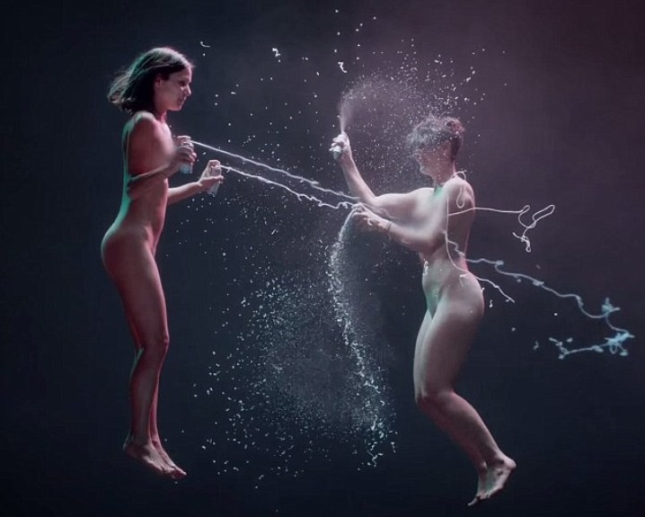 Χοροπηδούν γυμνοί στον αέρα: ένα βίντεο σε αργή κίνηση για τον έρωτα και τη σεξουαλικότητα  (Video) - Media