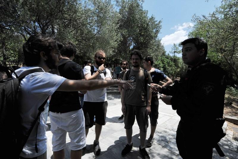 Μέλη της νεολαίας του ΣΥΡΙΖΑ επιχείρησαν να κρεμάσουν πανό με το «ΟΧΙ» στην Ακρόπολη (Photos) - Media