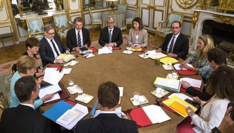 Die Zeit: O Ολάντ θέλει να αποτρέψει ένα Grexit και θέτει σε κίνδυνο το πολιτικό του μέλλον - Media