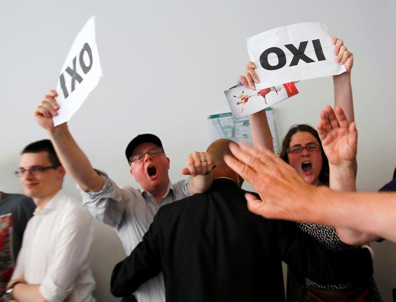 Ακτιβιστές διέκοψαν ομιλία της Μέρκελ με πλακάτ υπέρ του «όχι» - Τι απάντησε η Γερμανίδα καγκελάριος στα ελληνικά (Photos & Video) - Media