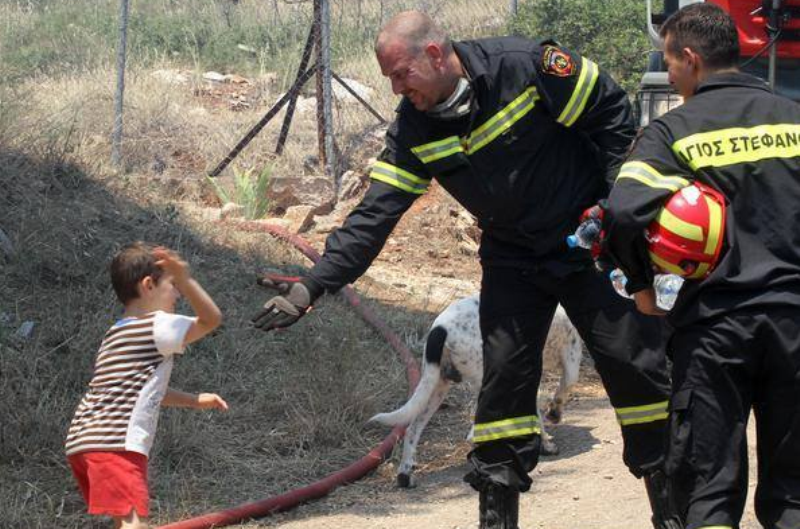 Όταν ένα παιδί ευχαριστεί στους πυροσβέστες (Photo) - Media