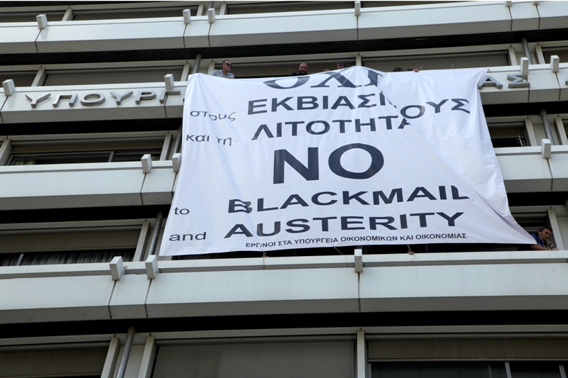 ΥΠΟΙΚ: Χωρίς άδεια αναρτήθηκε το πανό υπέρ του "Όχι" - Media