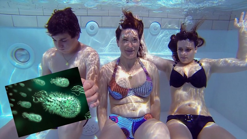 Ούτε που φαντάζεστε με ποια μικρόβια κολυμπάτε «αγκαλιά» στις πισίνες… - Media