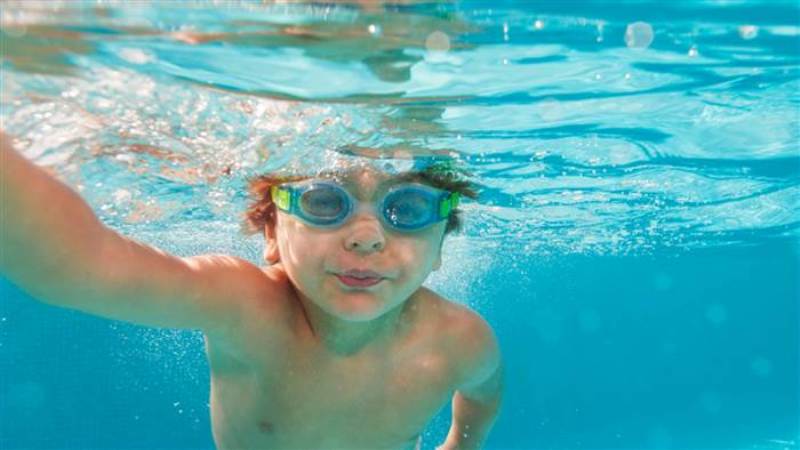 Αγόρι πνίγηκε 1 ώρα μετά από κολύμπι σε πισίνα! Τι λένε οι γιατροί για τον κίνδυνο του «στεγνού» πνιγμού - Media