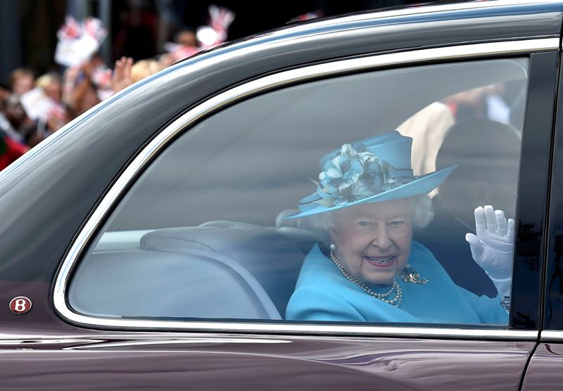 Όταν η Βασίλισσα Ελισάβετ χαιρετούσε ναζιστικά... (Photos) - Media