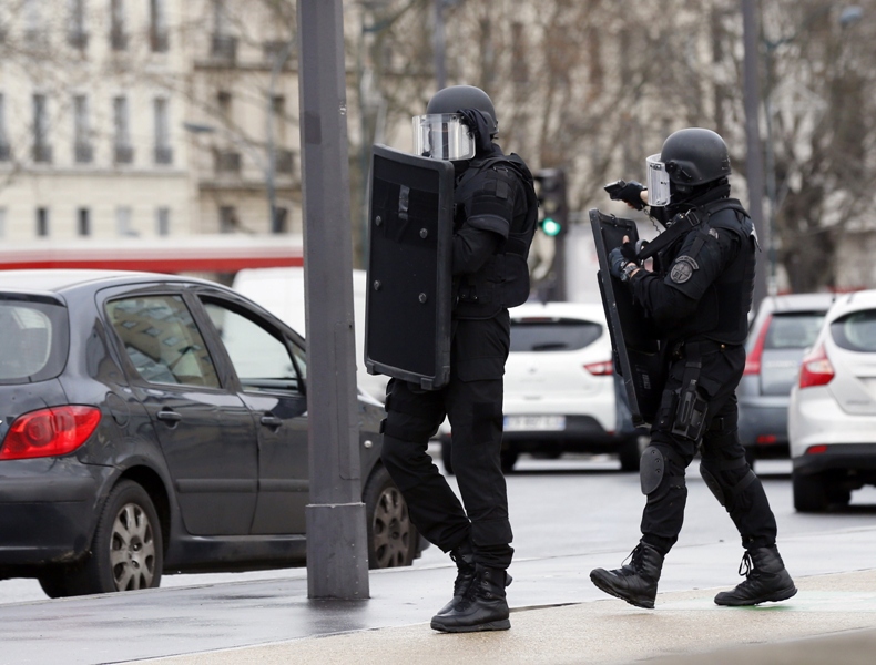 Ομηρία στη Γαλλία: 18 άνθρωποι απελευθερώθηκαν από την αστυνομία- 3 ληστές οι δράστες - Media