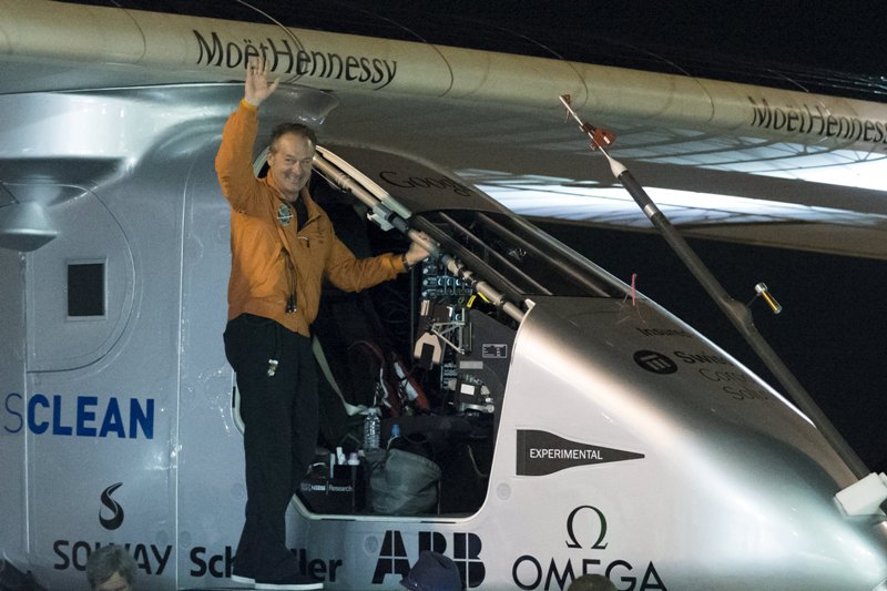 Κατέκτησε το παγκόσμιο ρεκόρ με αεροπλάνο που κινείται με ηλιακή ενέργεια! (Photos) - Media