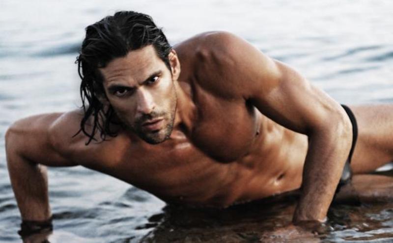 Ο Σπαλιάρας ξαναχτυπά και απαντά: «Θα διαθέσω το κορμί μου στο Σύνταγμα… σας είπα ψέματα, είμαι ο Batman» - Media