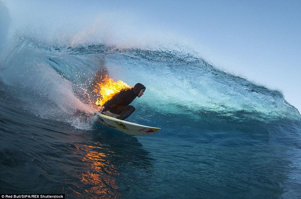 Απίστευτος σέρφερ, βάζει φωτιά στον εαυτό του «καβαλώντας» ένα τεράστιο κύμα! (Video+Photos) - Media