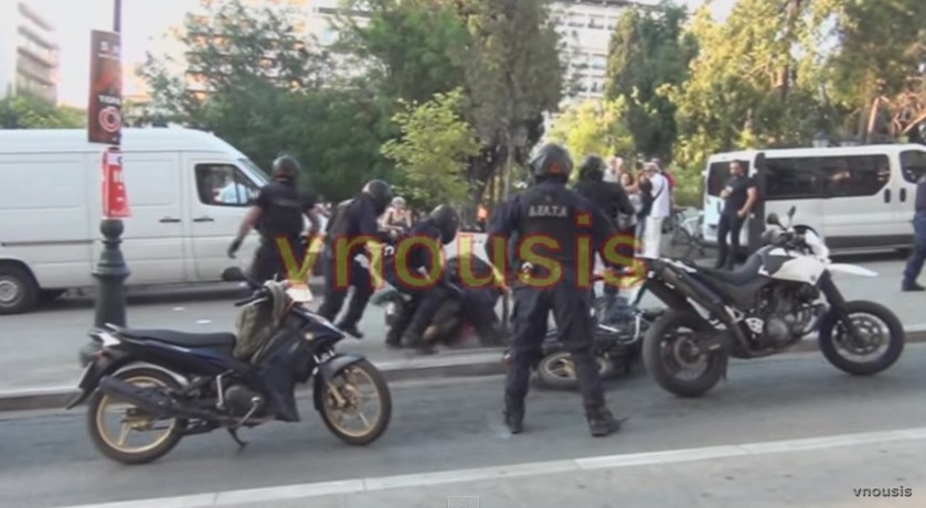 Βίαιη σύλληψη διαδηλωτή από την ομάδα ΔΕΛΤΑ στο Σύνταγμα (Video) - Media