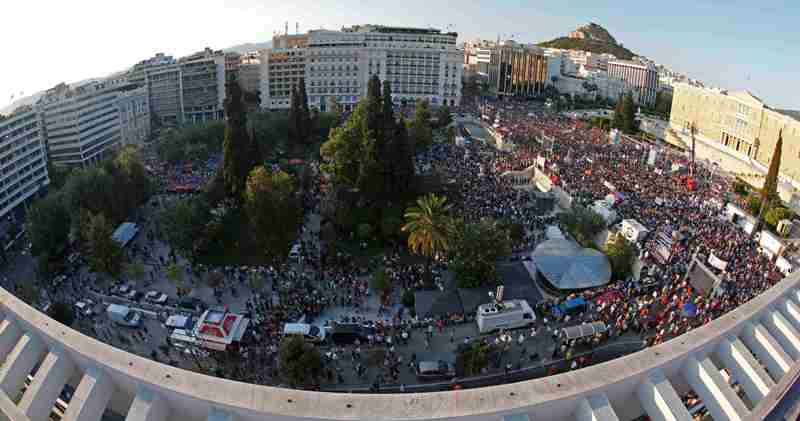 Συγκεντρώσεις υπέρ του ΟΧΙ στο Σύνταγμα και υπέρ του ΝΑΙ στο Καλλιμάρμαρο - Ένταση στη Φιλελλήνων (Photos/Video) - Media