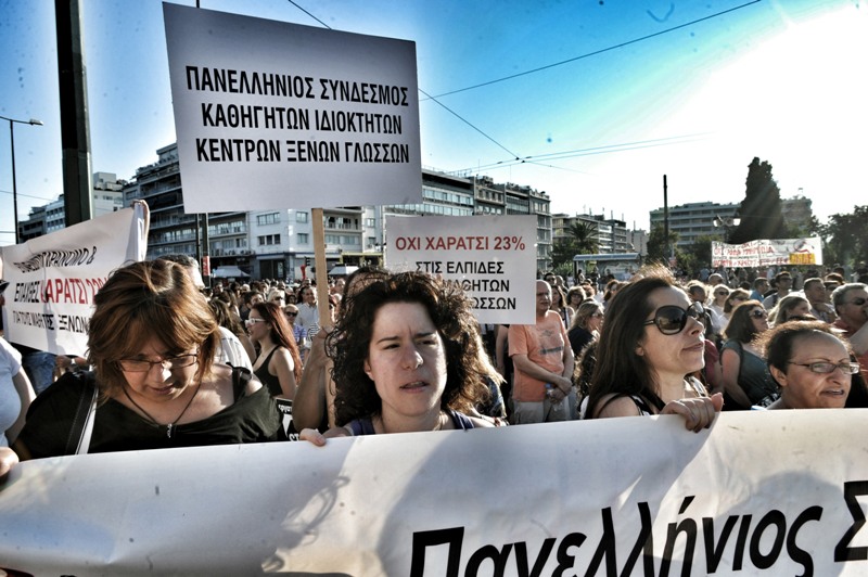 Συλλαλητήρια  κατά του νομοσχεδίου με τα προαπαιτούμενα έξω από τη Bουλή (photos) - Media