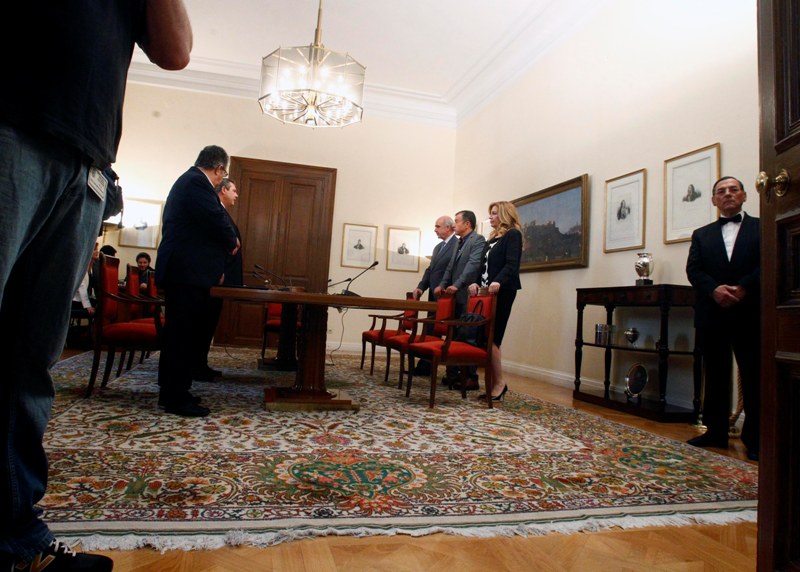 Πίσω από τις κλειστές πόρτες του Προεδρικού Μεγάρου: 15 στιγμιότυπα από τη μαραθώνια σύσκεψη (Photos) - Media