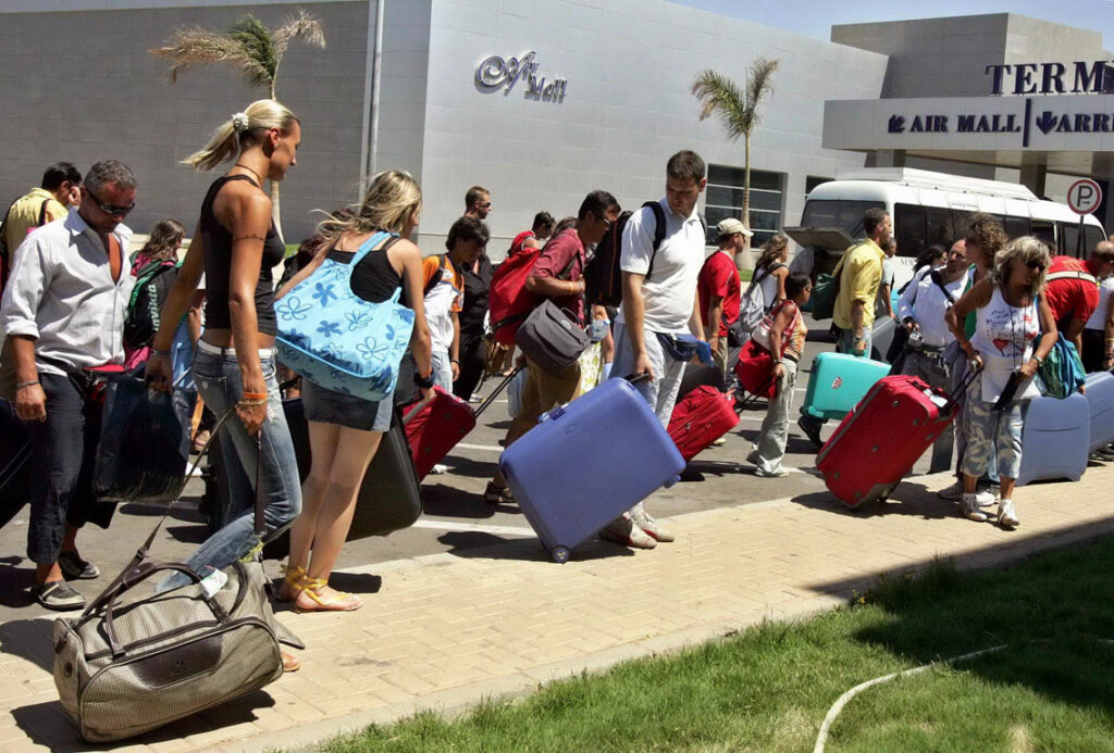 ΕΣΕΕ: Αυξημένη η τουριστική κίνηση αλλά «κουμπωμένοι» οι τουρίστες - Media