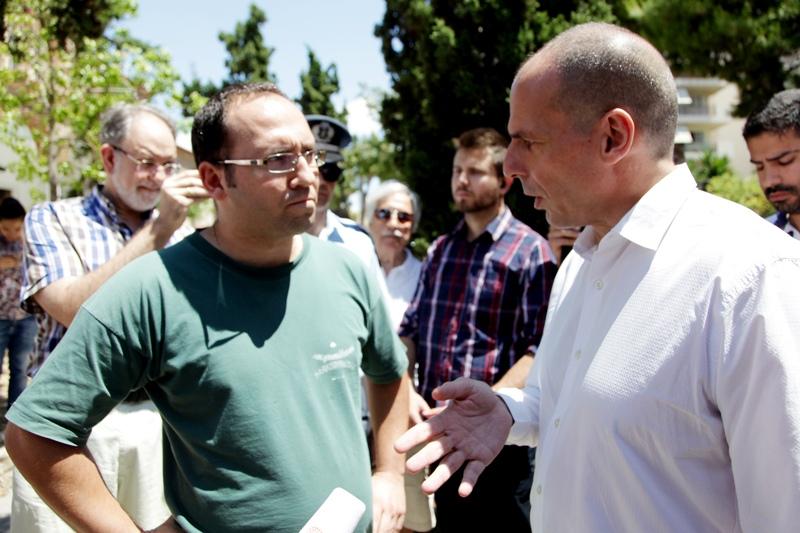 Τα «άκουσε» ο Βαρουφάκης έξω από το εκλογικό τμήμα (Video- Photos) - Media