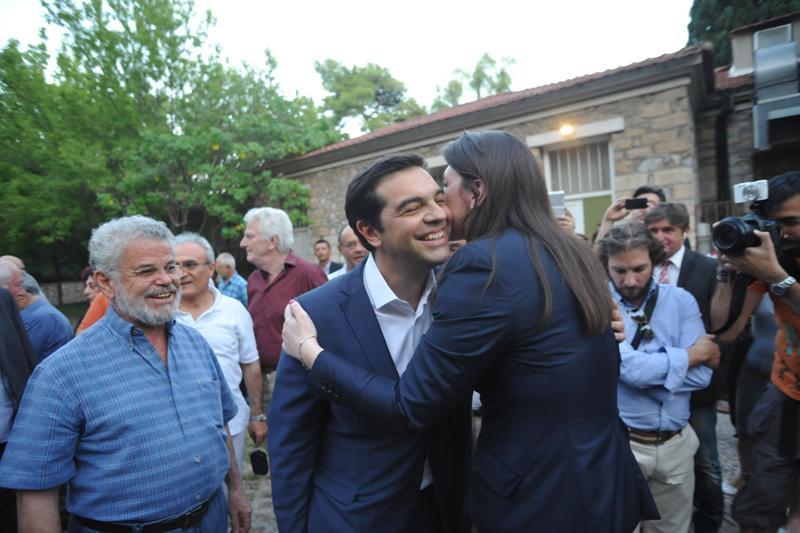 Τα φιλιά της Ζωής στον Τσίπρα στην εκδήλωση για την Δημοκρατία (Photos) - Media