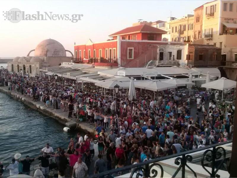 Tα Χανιά … μια αγκαλιά χόρεψαν συρτάκι στο Παλιό Λιμάνι (Photos +Videos) - Media