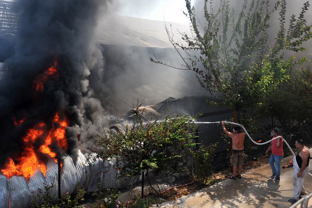 Κιάτο: Υπό έλεγχο τέθηκε η φωτιά σε εγκαταλελειμμένο εργοστάσιο (Photos) - Media