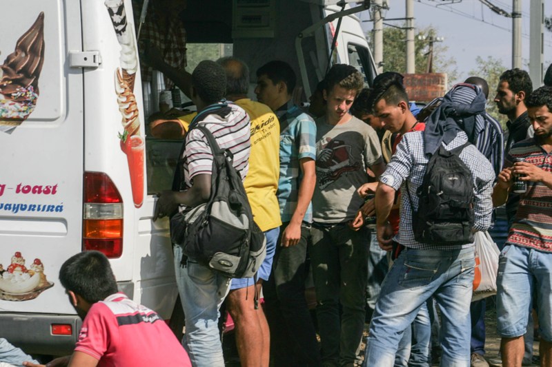 Χάος στην ουδέτερη ζώνη - Μπλοκαρισμένοι στα σύνορα με την ΠΓΔΜ περισσότεροι από 1.500 πρόσφυγες - Media