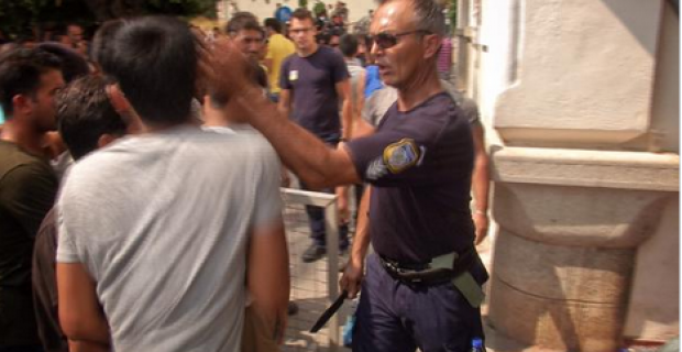 Διεθνώς ρεζίλι: Αστυνομικός οπλισμένος με μαχαίρι χαστουκίζει πρόσφυγες στην Κω (Photo + Video) - Media