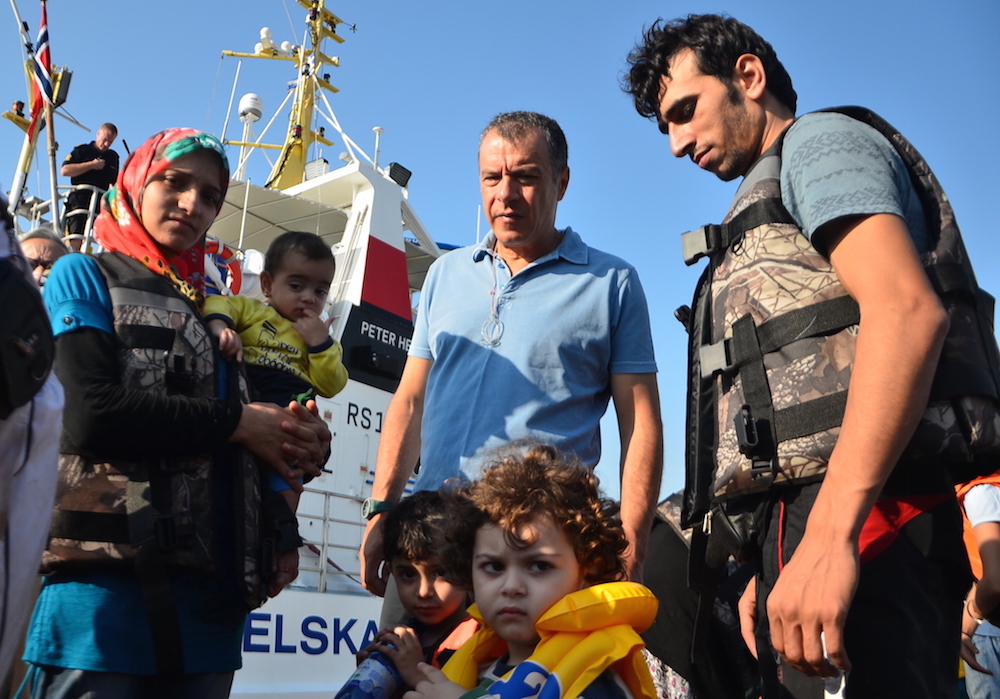 Επίσκεψη Θεοδωράκη στους χώρους διαμονής προσφύγων στη Λέσβο (photos) - Media