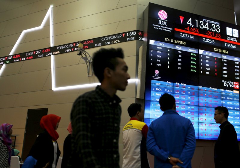 Η «Μαύρη Δευτέρα» στις αγορές: Το χρηματιστηριακό κραχ με τον φακό του Reuters - Media Gallery 4