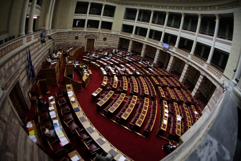 «Φωτιές» άναψαν στη Βουλή οι τροπολογίες της τελευταίας στιγμής - Εγκρίθηκε το νομοσχέδιο για τη συμφωνία - Media