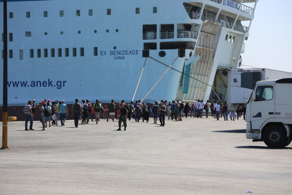 Στον Πειραιά το «Ελ. Βενιζέλος» με 2.466 πρόσφυγες  - Media