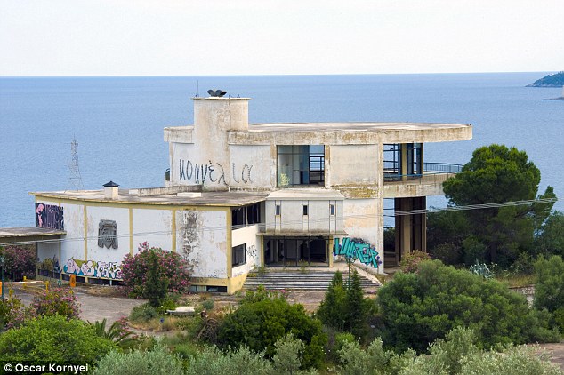 Καταρρέει το ξενοδοχείο στην Πελοπόννησο που φιλοξενούσε την Angelina Jolie (Photos) - Media