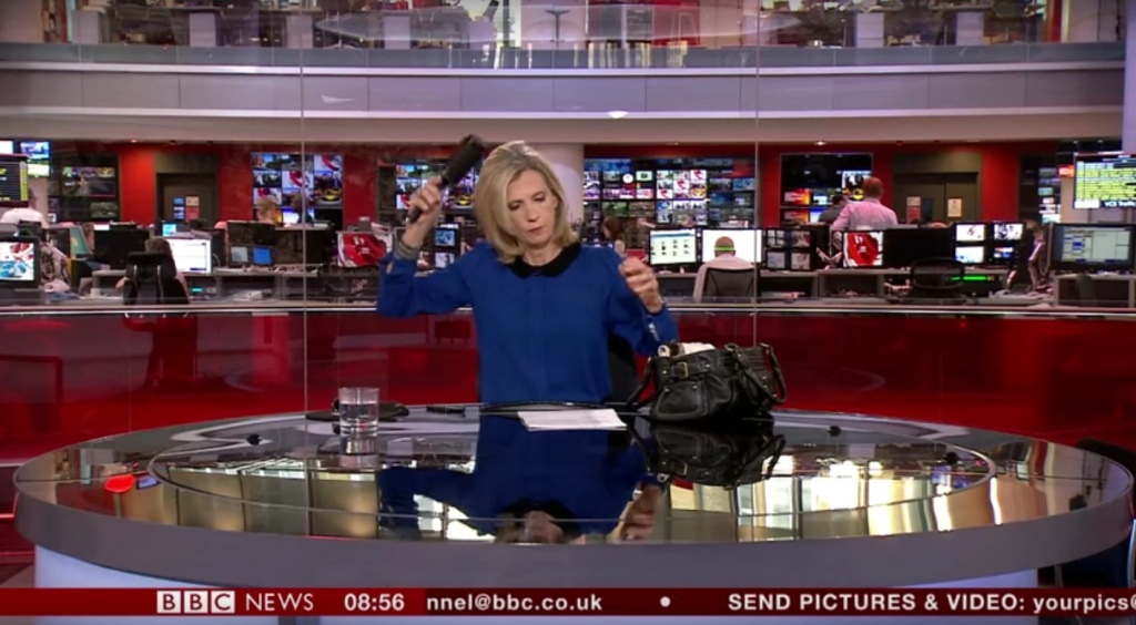 Το δελτίο βγήκε αέρα και η παρουσιάστρια συνέχισε να… χτενίζεται (Video) - Media