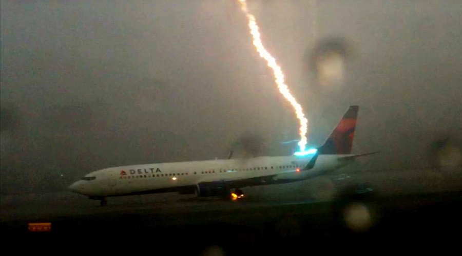 Σπάνιο βίντεο: Κεραυνός χτυπάει αεροπλάνο με επιβάτες (Video) - Media
