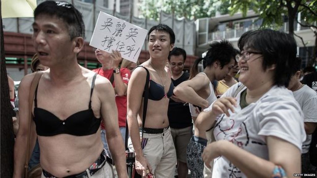 Εκατοντάδες πολίτες στην Κίνα διαδήλωσαν φορώντας… σουτιέν: «Το στήθος δεν είναι όπλο!» (Photos) - Media