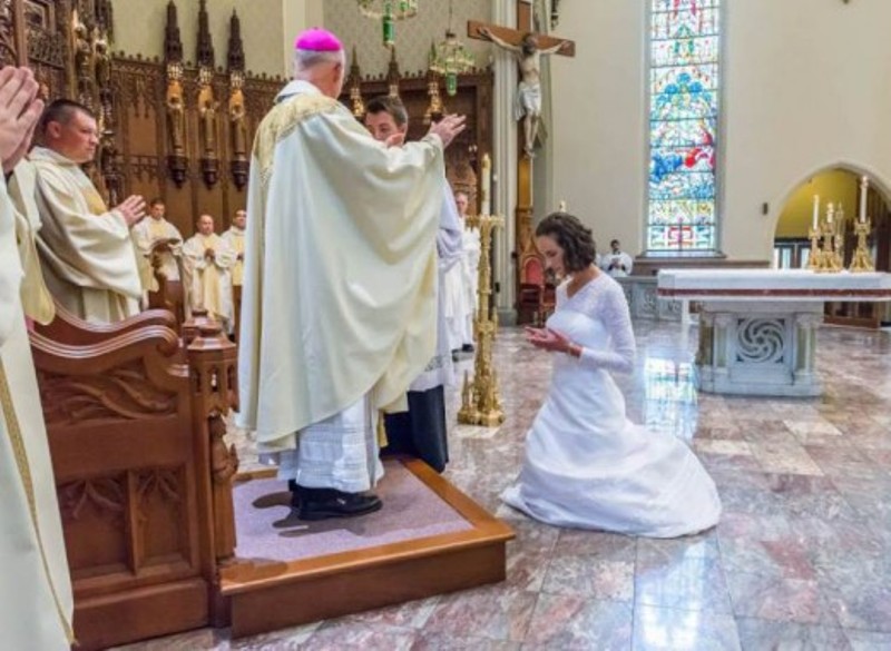 Η 38χρονη Τζέσικα είναι παρθένα και μόλις παντρεύτηκε τον Ιησού Χριστό (Photos) - Media
