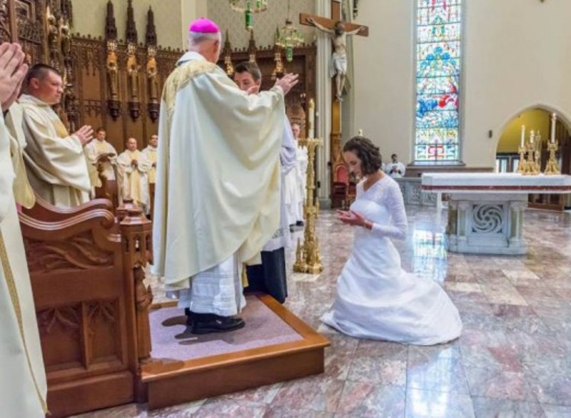 Η 38χρονη Τζέσικα είναι παρθένα και μόλις παντρεύτηκε τον Ιησού Χριστό (Photos) - Media