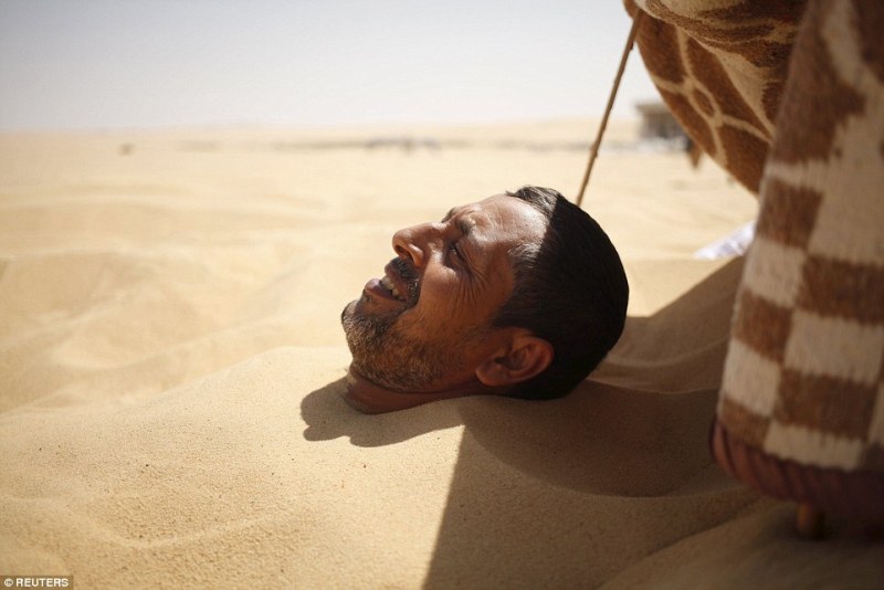 Η νέα μόδα: θάβονται μέχρι το λαιμό στην καυτή άμμο της ερήμου για να γίνουν καλά (Video & Photos) - Media