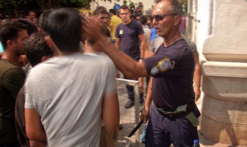 Απίστευτες δηλώσεις του νταή αστυνομικού: Τον χάιδεψα-Προσπαθούσαμε να τους εξυπηρετήσουμε! (Video) - Media