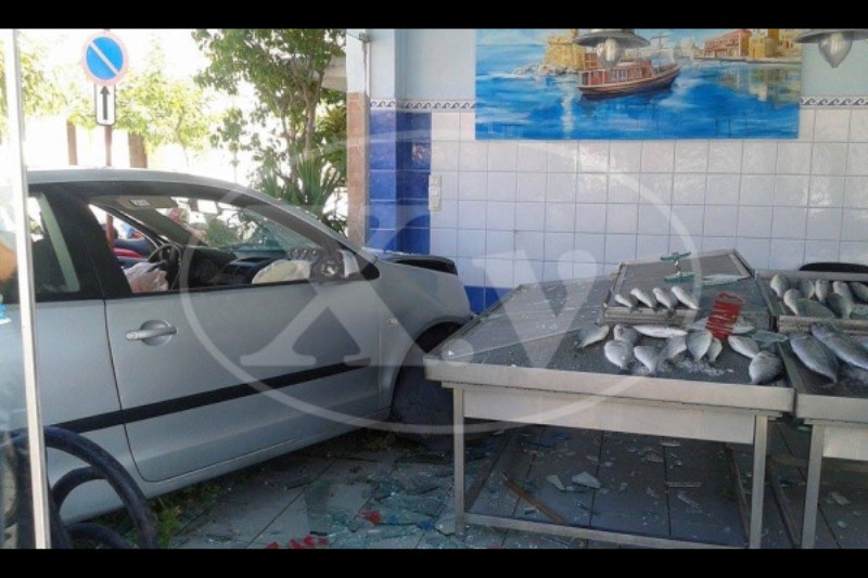 Αυτοκίνητο … εισέβαλε σε ιχθυοπωλείο (Photos) - Media