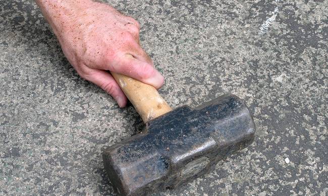 Έσπασαν την βιτρίνα με βαριοπούλα και άρπαξαν γούνες αξίας 248.000 ευρώ! - Media