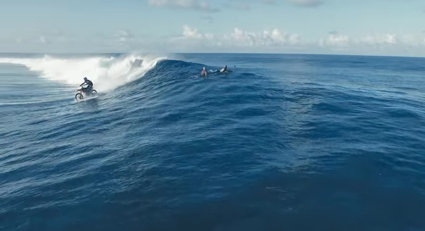 Τρελαίνει κόσμο κάνοντας σερφ με τη μηχανή του (Video) - Media