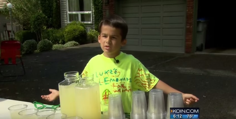 7χρονο αγοράκι πουλάει λεμονάδες για την θεραπεία της μαμάς του που πάσχει από καρκίνο (Video + Photos) - Media