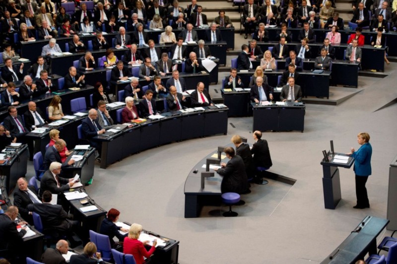 Βουλευτής λιποθύμησε την ώρα που βρισκόταν στο βήμα της Μπούντεσταγκ (Video) - Media