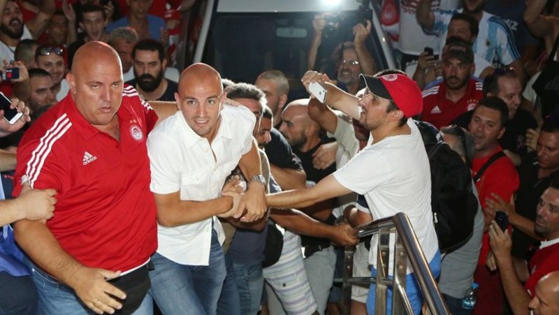 «Βούλιαξε» το Λιμάνι για τον Καμπιάσο-Απίστευτη υποδοχή από τους φίλους του Ολυμπιακού (Photos-Videos) - Media