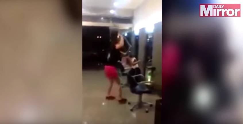 Έκανε γυαλιά-καρφιά το κομμωτήριο γιατί δεν της άρεσε το κούρεμα (Video) - Media