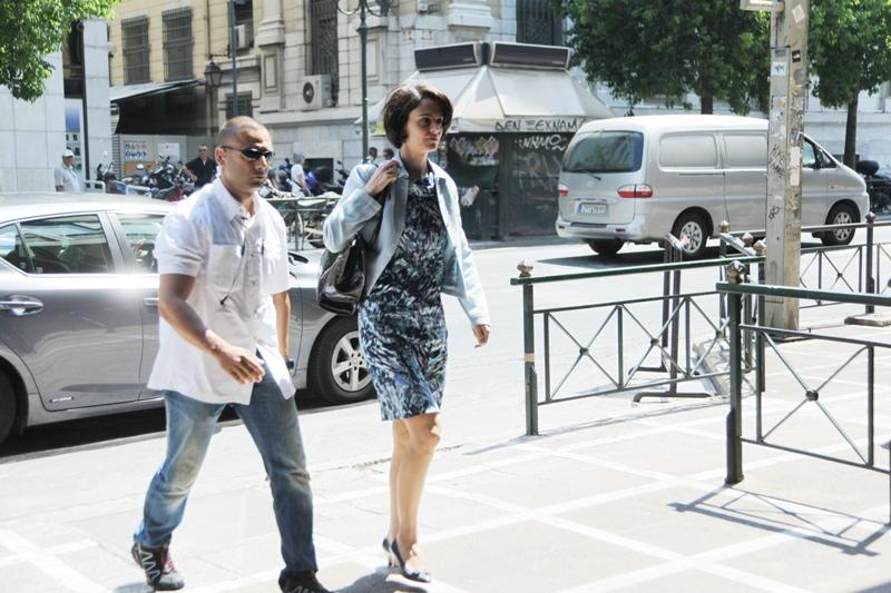 Η Ντέλια Βελκουλέσκου με τον (ζόρικο) σωματοφύλακά της στο υπουργείο Εργασίας (Photos) - Media