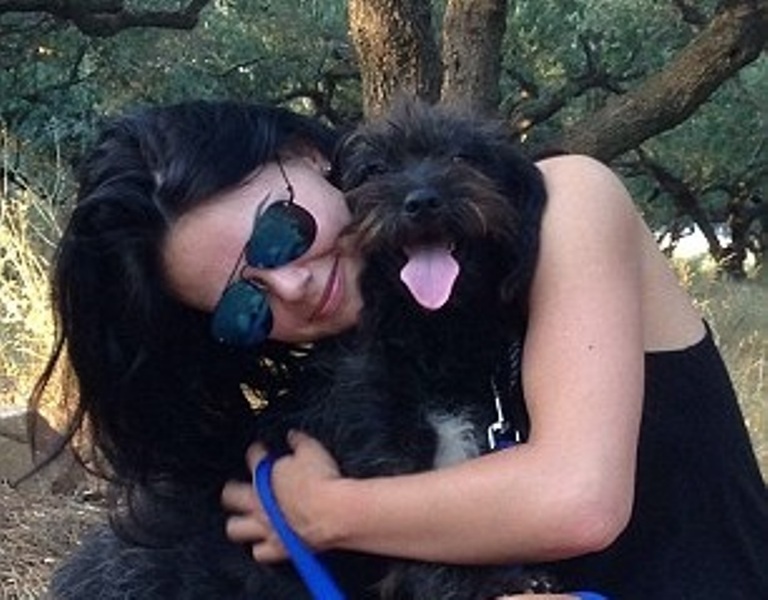 Κρήτη: Αδέσποτο σκυλί έσωσε Βρετανίδα από επίθεση δύο ανδρών και εκείνη το υιοθέτησε (Photos) - Media