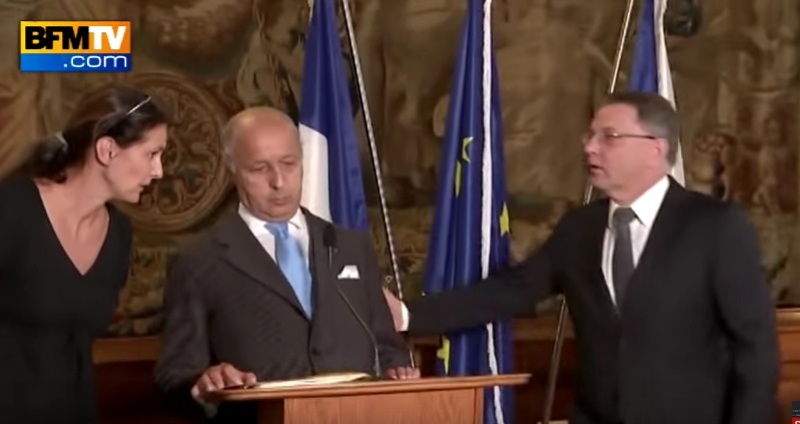 Η στιγμή που ο Γάλλος ΥΠΕΞ καταρρέει μπροστά στις κάμερες (Video) - Media