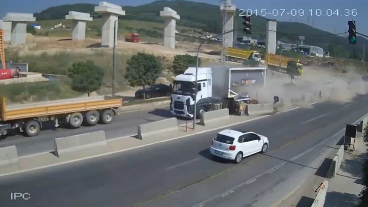 Σώθηκαν από θαύμα - Φορτηγό συνθλίβει αυτοκίνητο με 7 επιβάτες (Video) - Media