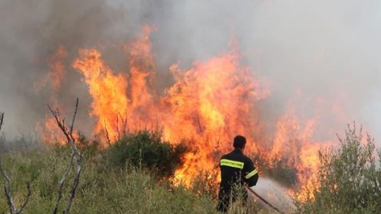 Για δεύτερη μέρα μαίνεται η πυρκαγιά στο Ξυλόκαστρο – Ολονύχτια μάχη με τις φλόγες έδωσαν πάνω από 90 πυροσβέστες - Media